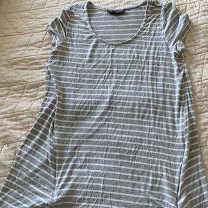 A Pea in the Pod maternity and nursing knit top - small, hidden zippers